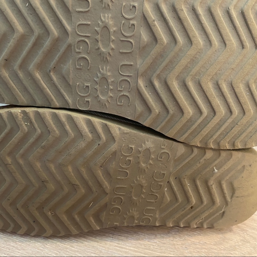 UGG Short Boot - Picture 5 of 7